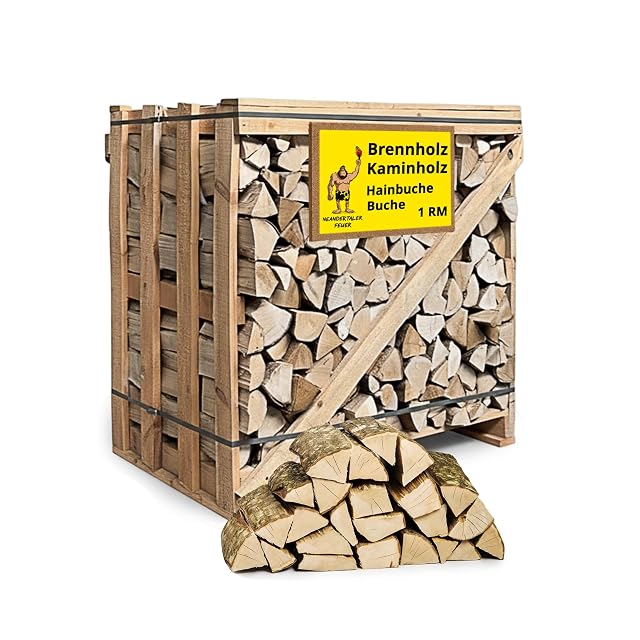 Un stère de bois de charme et de hêtre de 25 cm empilé sur une palette de livraison