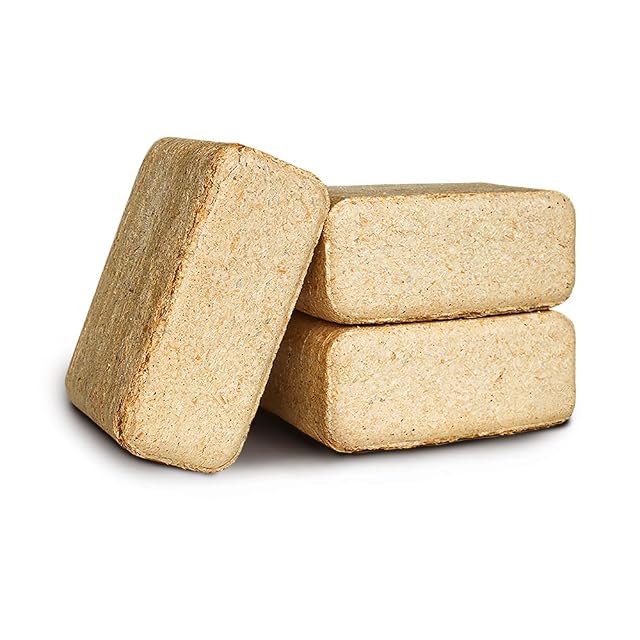 Deux lots filmés de douze briquettes de pin mesurant 155 sur 100 sur 65 millimètres